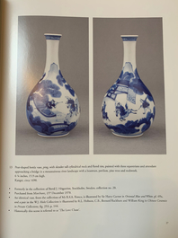 Un vase de forme bouteille en porcelaine de Chine en bleu et blanc, Kangxi